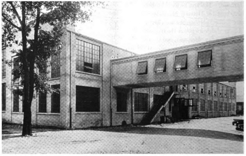 Fil:1919 - Thune maskinverkstedet og gangbro.png